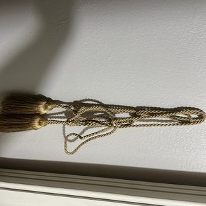 Curtain tie